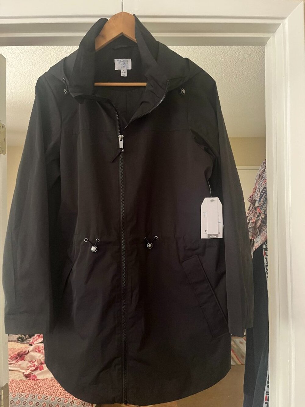 Women Time and Tru Black Wind/Rain resistant Jacket w/hoodie Size Medium
